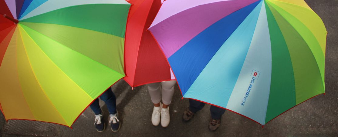 Bunte Regenschirme mit Logo Paritätischer NRW